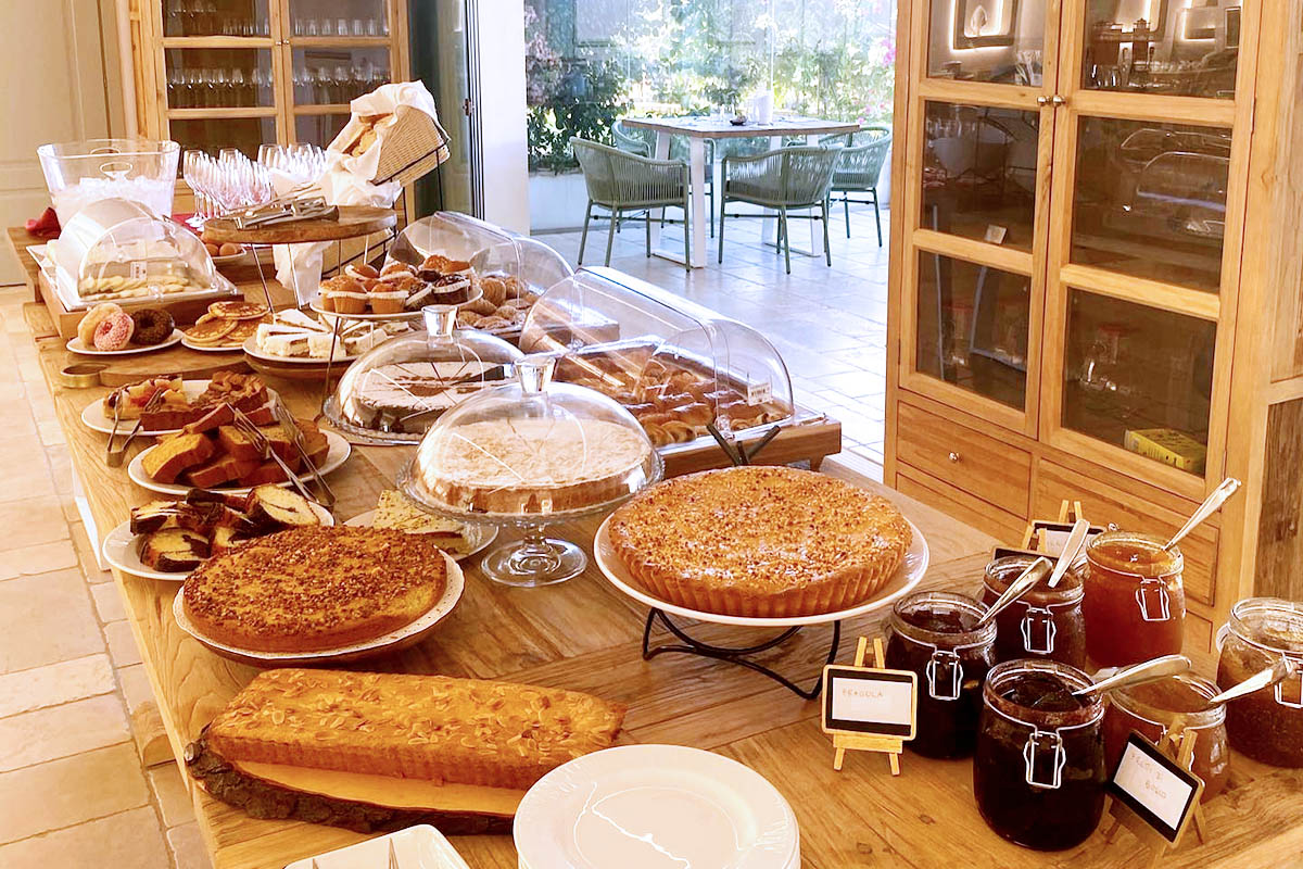 Colazione con prodotti freschi locali colazione masseria con dolci, marmellate, torte, ciambelle