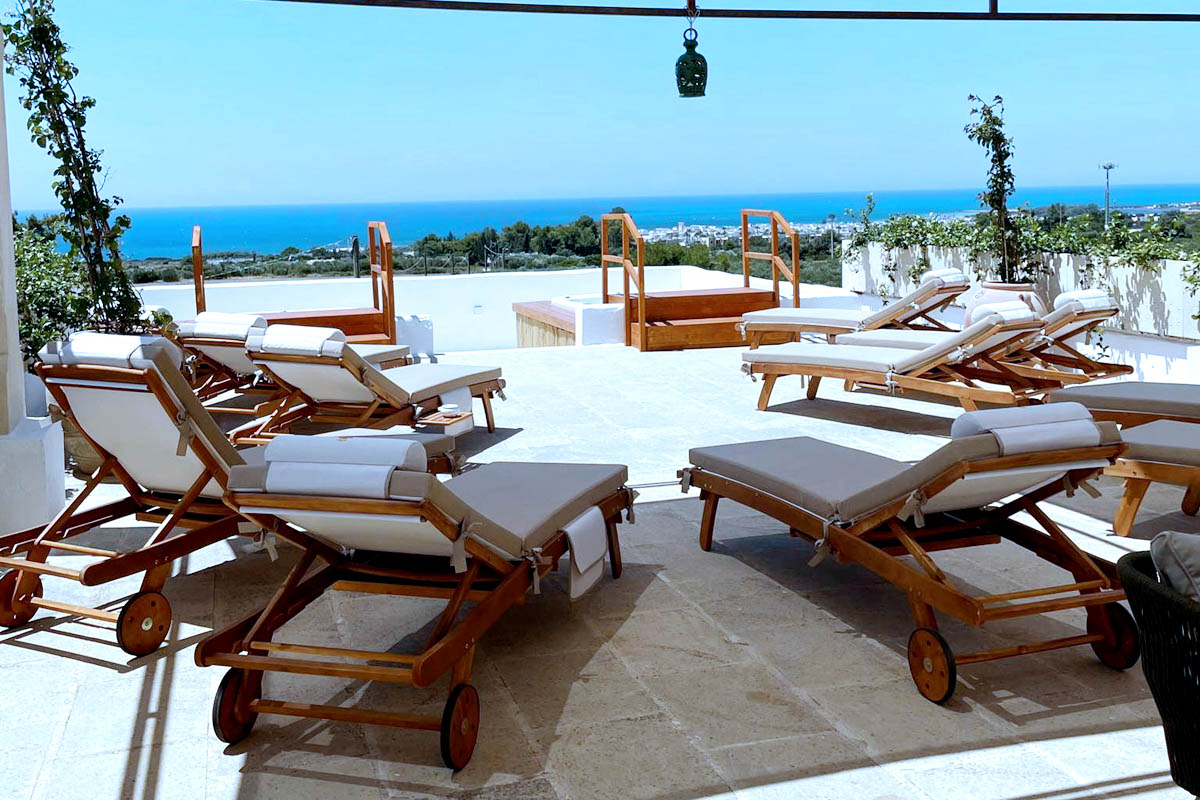 Terrazza vista mare con lettini prendisole