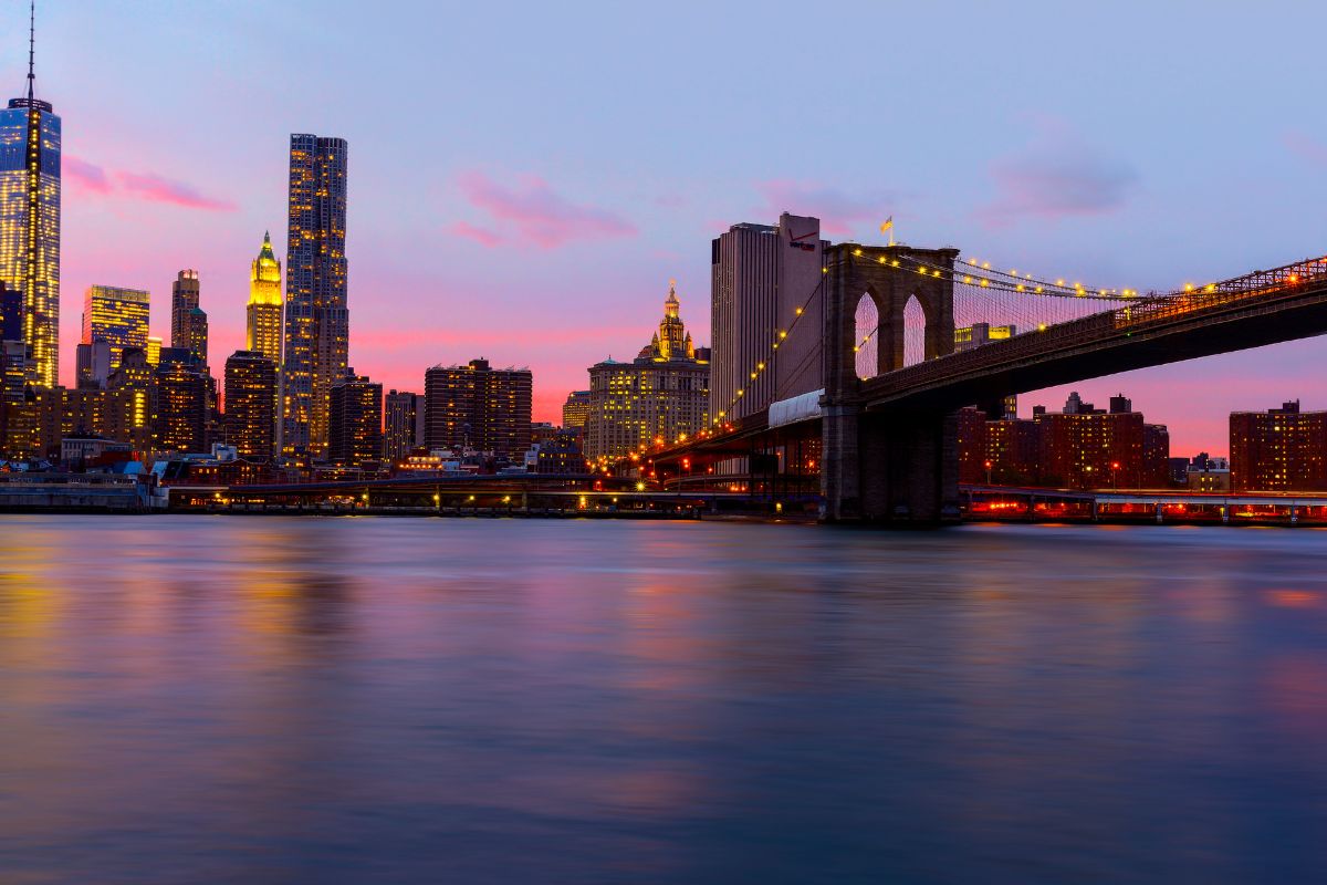 Pacchetto New York San Valentino 2026 Pacchetto New York San Valentino 2026 – Skyline e Ponte di Brooklyn al tramonto