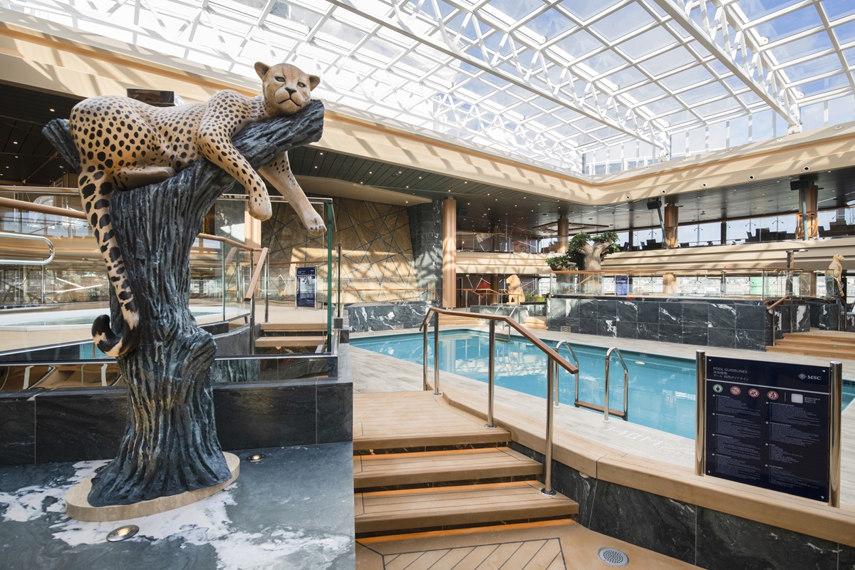 Piscina MSC Grandiosa – Relax in crociera Mediterraneo