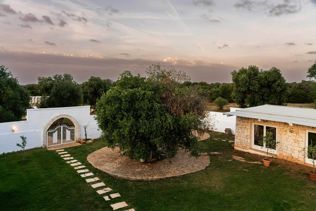 Giardino della masseria tra ulivi e natura Masseria Ostuni vicino mare con giardino e ulivo nella campagna pugliese