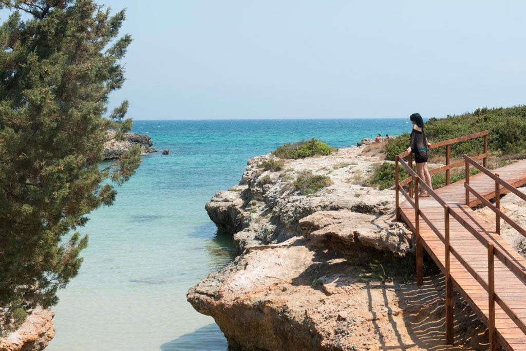 Costa rocciosa e mare cristallino a Ostuni mare con scogli vicino Ostuni lungo sentiero panoramico vista costa