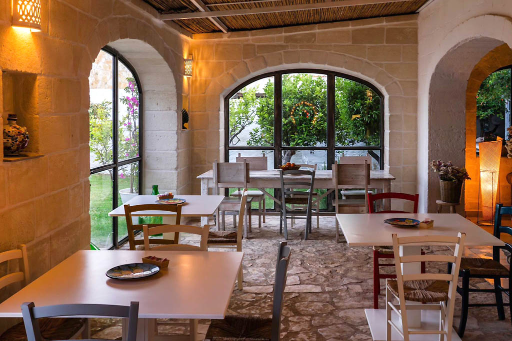 Sala colazione in stile pugliese sala colazione masseria Ostuni vicino mare in pietra pugliese