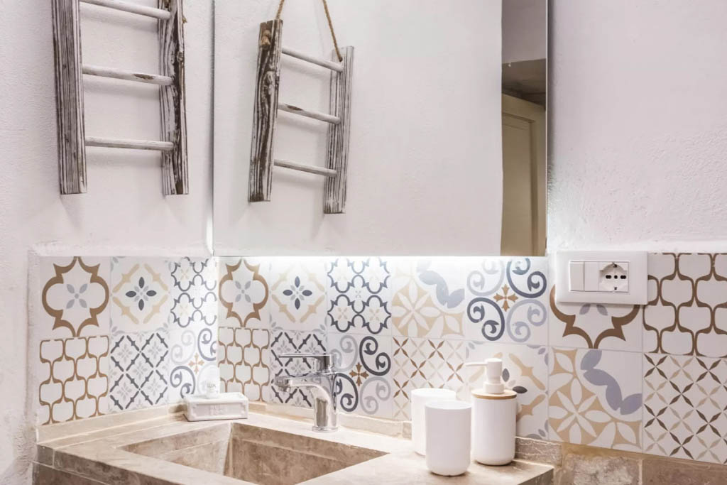 Bagno in stile pugliese con dettagli artigianali bagno masseria Ostuni vicino mare con piastrelle decorative pugliesi