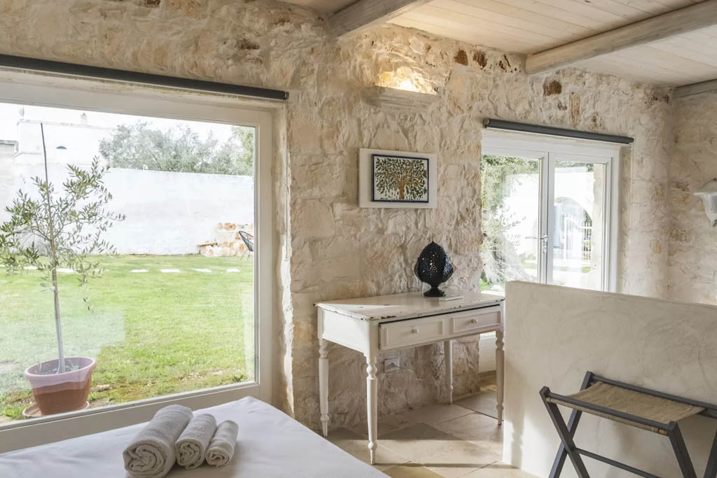Suite in pietra con vista sul giardino Suite masseria Ostuni vicino mare con vista giardino