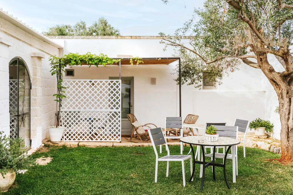 Giardino con patio Masseria Luxury Itria Ostuni Giardino privato con patio e tavolo esterno in masseria a Ostuni vicino al mare