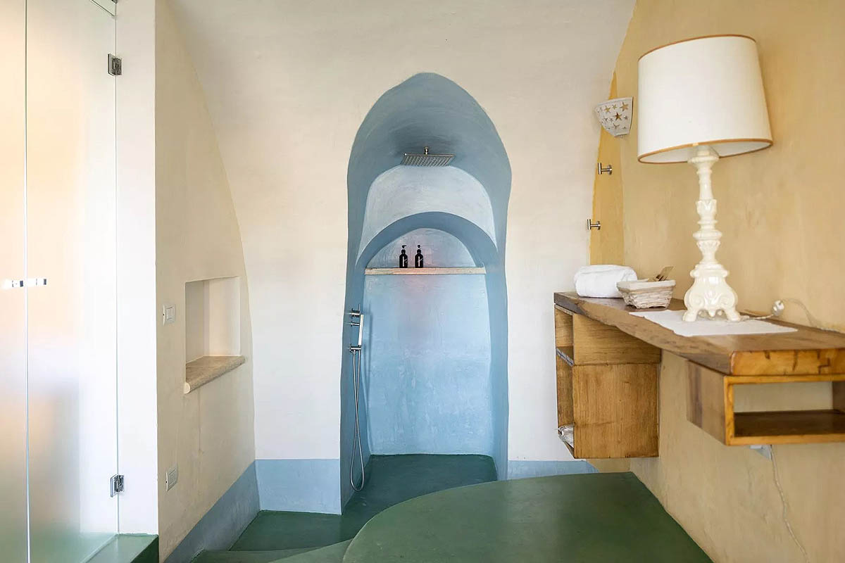 Bagno extra large in pietra naturale con vano doccia