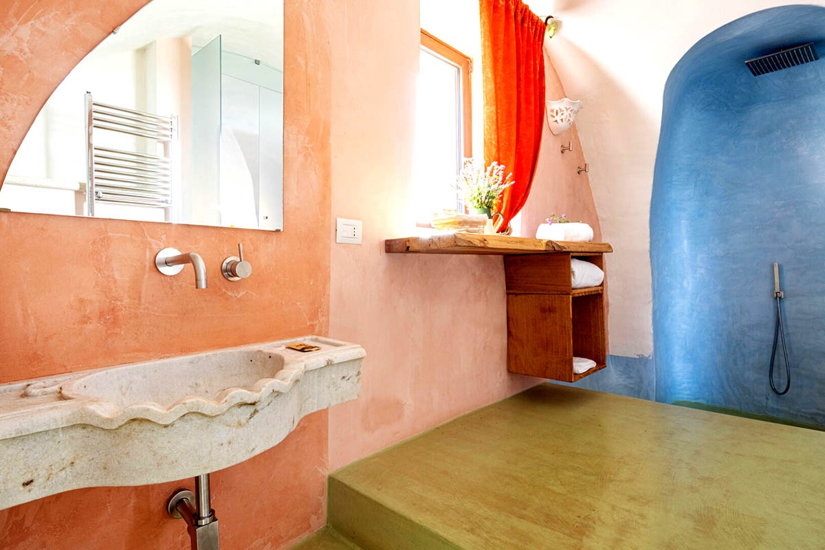 Bagno con doccia ricavata nella pietra