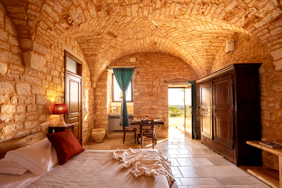 Camera in stile rustico con volte a stella in pietra naturale Camera con volte a stella in pietra tipiche delle masserie pugliesi