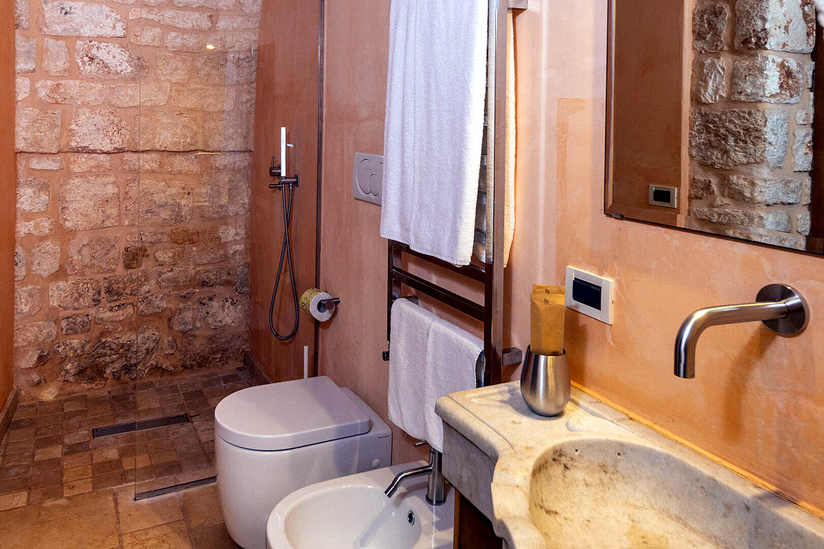 Bagno con doccia in pietra naturale