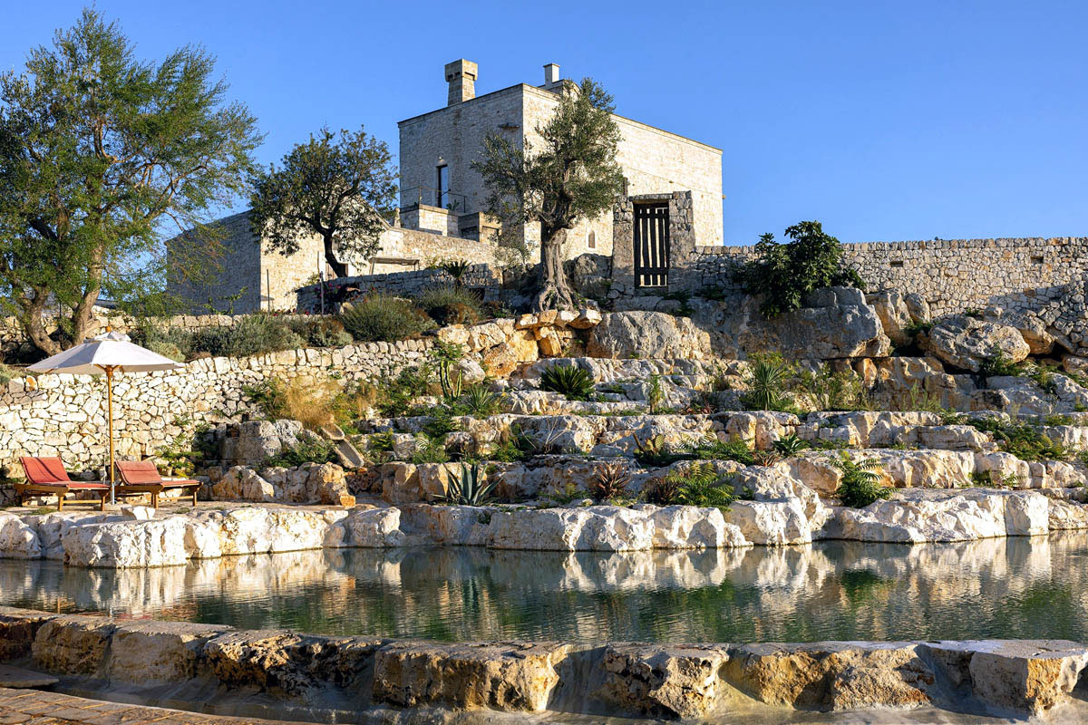 Piscina scoperta con ombrelloni e lettini