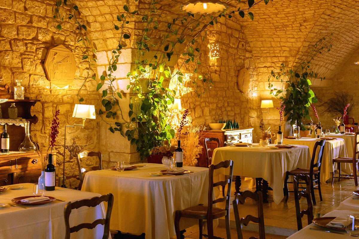 Ristorante con volte a stella in pietra