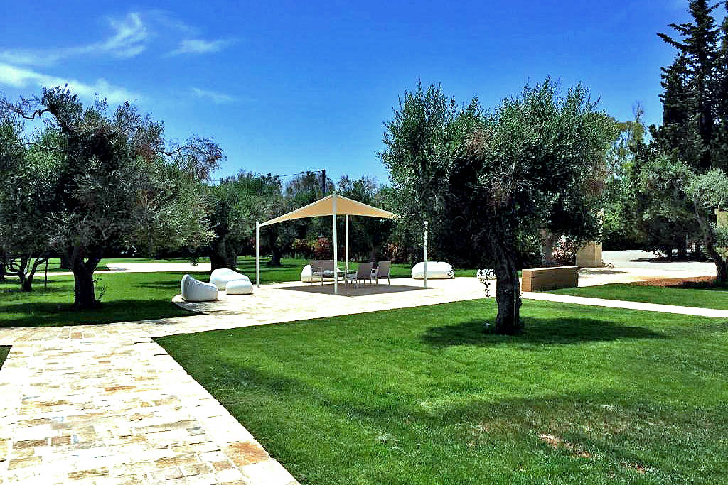Giardino con gazebo relax