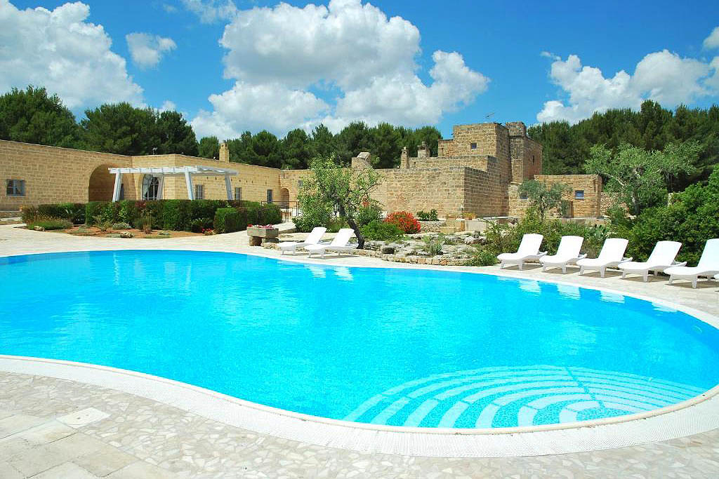 Piscina attrezzata masseria relais puglia lecce con piscina attrezzata