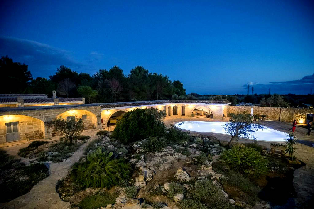 Corte della masseria con piscina e giardino roccioso Corte della masseria con piscina e giardino roccioso santa teresa lecce sannicola