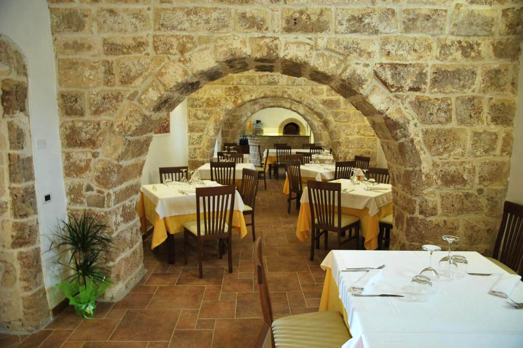 Sala interna con volte a botte ristorante caratteristico con volte a botte