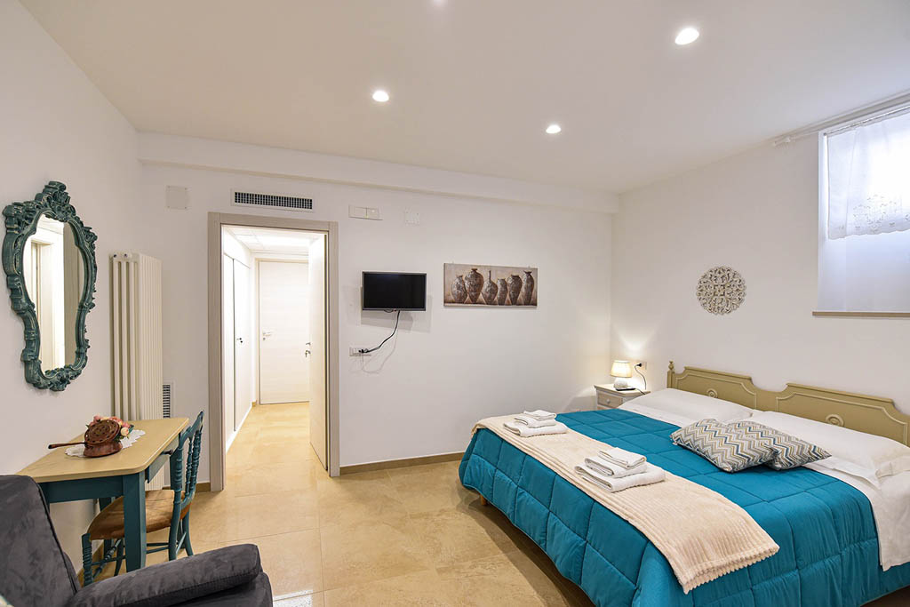 Camera moderna Camera moderna del Trullo Autentico Puglia con arredi contemporanei e bagno privato