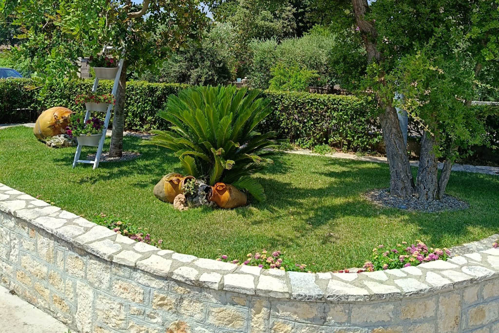 Trullo Autentico Puglia – Giardino e spazi esterni Giardino privato del Trullo Autentico Puglia immerso nella campagna della Valle d’Itria
